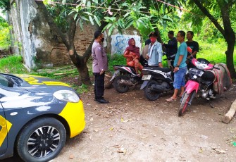 Kapolsek Jatitutuh-Polres Majalengka, Berpatroli Datangi Warga Yang Berkerumun, Berikan Penyuluhan Terkait Prokes Covid -19