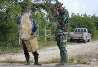 Pulang Cari Ikan, Seorang Warga di Desa Kampuri Ketiban Rezeki Dari TNI