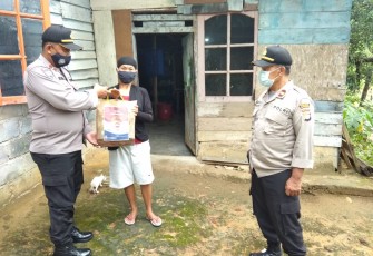 Sat Binmas Polres Tanjungpinang Bagikan  Sembako Kepada Warga Terdampak PPKM Level 4