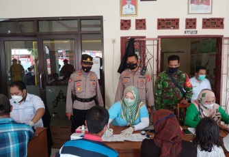 Kapolsek Kasokandel - Polres Majalengka, Bersama Danramil Rangkul Masyarakat Untuk Melaksanakan Vaksin 