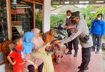 Kapolsek Kasokandel-Polres Majalengka, Demi Menuju Masyarakat Yang Produktif Dan Aman Dari Covid - 19, Polisi Bagikan Masker Secara Door To Door Ke Warga