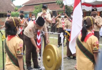 Wakil Bupati Kendal memukul Gong tanda dibukanya Pesta Siaga Kwarcab Kendal tahun 20/11/2021