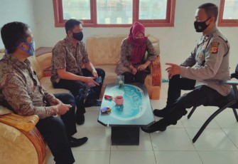 Kapolsek Lemahsugih-Polres Majalengka, Kanit Binmas Dengan HUMANIS Mengingatkan Warga di Wilkum Polsek Lemahsugih Patuhi Prokes Dan Terapkan 5M