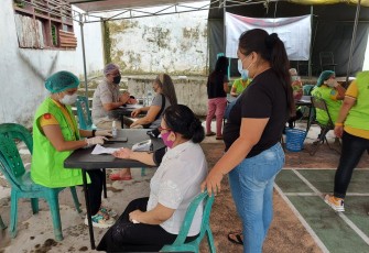 Warga kelurahan komersot sedang memeriksakan kesehatan sebelum vaksin