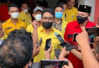 Ketua DPD Partai Golkar Karanganyar, Ilyas Akbar Almadani (tengah)