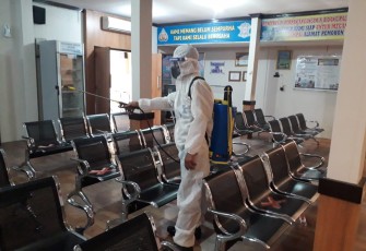 Sat Lantas Polres Kendal Lakukan Penyemprotan Disinfektan di Ruang Pelayanan