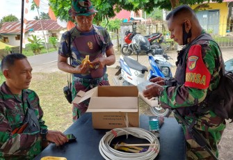 Satgas TMMD saat menyiapkan sejumlah kebutuhan listrik untuk dua unit MCK