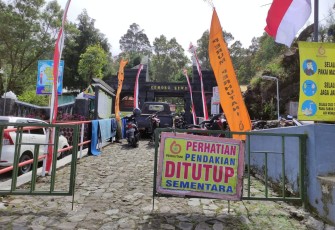 Pintu masuk jalur pendakian Gunung Lawu, di Cemoro Sewu