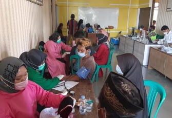 Warga Desa Cilengkrang Kec.Wado, Kab.Sumedang Sebanyak  784 Orang Dosis Satu Sukses Di Vaksin