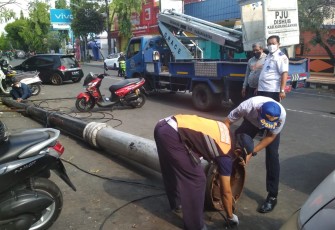 Sejumlah Petugas Sedang Melakukan Evakuasi Tiang lampu Penerangan Jalan yang Roboh Usai Menimpa Empat Sepeda Motor di Kawasan Jalan Lawu No10 Karanganyar
