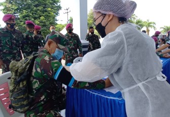 Prajurit Yonmarhanlan VIII Bitung saat melakukan pemeriksaan sebelum mendonorkan darah