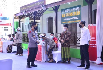 Presiden Republik Indonesia Joko Widodo Didampingi Kapolri Jenderal Listyo Sigit Prabowo meninjau Vaksinasi Merdeka