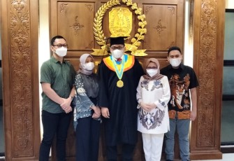 Sekretaris Dewan DPRD Provinsi Jawa Timur Andik Fadjar Tjahjono Raih Gelar Doktor Unair