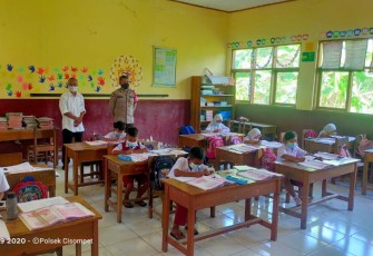 Kapolsek Garut Laksanakan Monitoring 'Prokes' Pembelajaran Tatap Muka Terbatas di SDN 2 Depok
