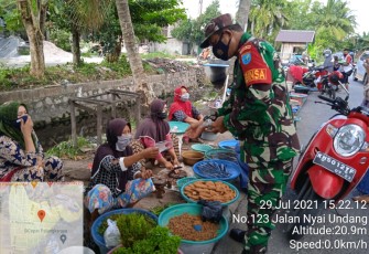 Tim PPKM Kelurahan Panarung Bagikan Nasi Kotak dan Masker Kepada Pedagang Pasar Dadakan