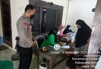 Anggota Polsek Patebon bersama Bhabinkamtibmas laksanakan kegiatan monitoring Vaksinasi masal. Jum' at 19/11/2021