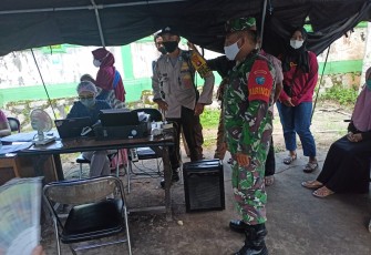 Babinsa dan Bhabinkamtibmas Petuk Katimpun Dampingi 120 Warga Jalani Vaksinasi 