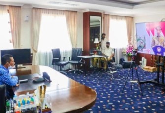 Gubernur Kepulauan Riau H. Ansar Ahmad menghadiri penyerahan Daftar Isian Pelaksanaan Anggaran (DIPA) dan Daftar Alokasi Transfer ke Daerah dan Dana Desa (TKDD) Tahun Anggaran 2022 secara virtual di Ruang Kerja Gubernur