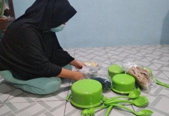 Pedagang saat menyusun barang dagangannya