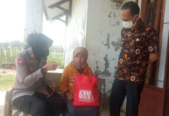 Polsek Cigasong Bersama Muspika Salurkan Bansos Untuk Warga