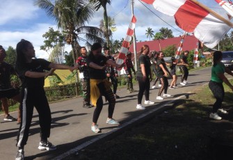 Foto Bersama warga sekitar Satgas TMMD kodim 1310/Bitung olahraga zumba bersama