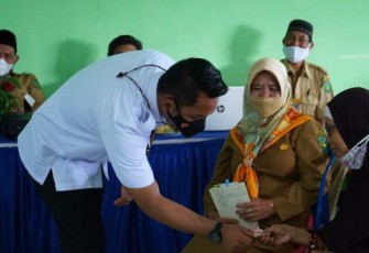Warga Ikhlas Bersedekah, Helmi Hasan Bagi-Bagi Uang Titipan Allah Untuk Kebaikan