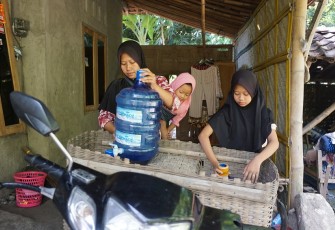 Janda 2 Anak Yang Hidupi Keluarga Dari Jualan Galon