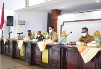 Bupati Kendal Dico menggelar Rapat Koordinasi Penanganan Covid-19 secara daring dengan jajaran forkompimda, dan Satgas Covid-19 Kabupaten Kendal Senin (21/6/2021).   