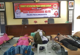 Polres Pekalongan Kota menggelar donor darah dalam rangka menyambut Hari Bhayangkara ke-75 tahun 2021. Kegiatan donor darah dilaksanakan di Aula Mapolres Pekalongan Kota, Rabu (23/6/2021).