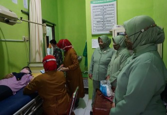 Persit Kartika Chandra Kirana Cabang XXIV / Kodim 0736/Batang bekerjasama dengan DP3AP2KB Kabupaten Batang menggelar layanan KB Serentak bertempat di Puskesmas Batang 3, Jalan Pemuda No.184, Cepokokuning, Kecamatan Batang, Kabupaten Batang, Jawa Tengah. Kamis (24/6/21)