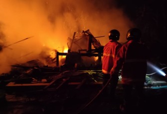 Sebuah bangunan yang digunakan sebagai tempat proses pengolahan dan penyulingan daun cengkih hangus terbakar. 