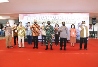 Panglima TNI Marsekal TNI Hadi Tjahjanto dan Kapolri Jenderal Polisi Listyo Sigit Prabowo, foto bersama Gubernur Jateng Ganjar Pranowo ,Kapolda Jateng Irjen Pol Ahmad Luthfi foto bersama saat laksanakan kunjungan kerja di wilayah Kota Semarang  Jumat (16/7/2021).