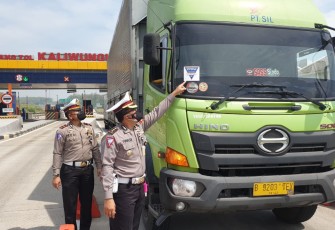 Tim gabungan TNI Polri, Satpol PP, dan Dinas Perhubungan Kabupaten Kendal terus melakukan penyekatan khususnya di pintu exit tol Weleri dan exit tol Kaliwungu, Minggu (18/7).