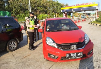 Tim gabungan TNI Polri dan Satpol PP kabupaten Kendal memutar balikkan ratusan kendaraan bermotor seperti mobil pribadi, truk dan bus dari arah Jakarta di Exit Tol Kaliwungu pada pelaksanaan penutupan exit tol hari Ketiga, Minggu (18/7/2021).