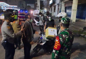 Jajaran Polres Pekalongan bersama dengan TNI Kodim 0710/Pekalongan malam ini menggelar Patroli skala besar sembari membagikan bantuan sosial kepada masyarakat terdampak pandemi Covid-19 dimasa PPKM Level 4, Jum’at (23) 7/2021).