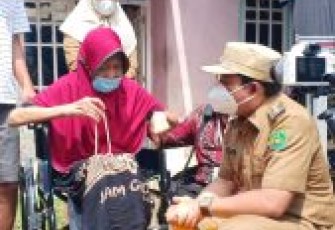 Wawali Antar Langsung Kursi Roda untuk Miharni. Dedy : Sekarang Pejabat yang Melayani