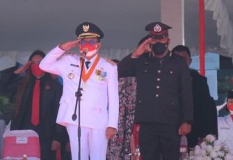 Walikota Bitung saat menjadi inspektur upacara pada pengibaran bendera