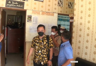 Kades Kebonagung didampingi Ketua Paguyuban Kades Kendal, Abdul Malik mendatangi mapolsek Pegandon, Kamis(19/8/2021) lalu. 
