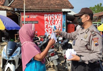 Polsek Brangsong Bagikan Masker dan Berikan Tempelan Stiker Kami Sudah Vaksin