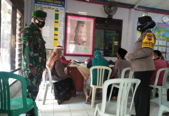 BhabinKamtibmas Polsek Patebon Monitoring Kegiatan Vaksin di Desa Lanji