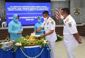 19 Taruna Akademi TNI Angkatan Laut (AAL) yang terdiri dari 10 Taruna Tingkat ll Angkatan ke-69 dan 9 Taruna Tingkat lV Angkatan ke-67 mengikuti Asian Law Students' Association (ALSA) di gedung Galasa, Departemen Ilmu Pengetahuan dan Teknologi (Depiptek), Kesatrian AAL Bumimoro, Surabaya (27/8).