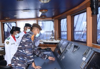 Taruna mengajak 15 anggota Paskibraka ini berkeliling kapal untuk mengenal tentang KRI Bima Suci