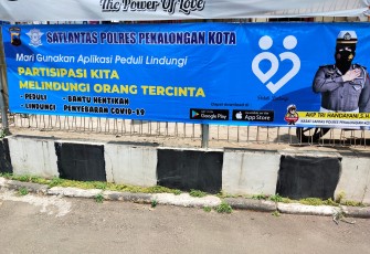 Pemasangan MMT  sosialisasi aplikasi PeduliLindung BB di beberapa tempat Kota Pekalongan