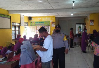 Anggota Polsek Pageruyung melakukan kegiatan monitoring vaksinasi  dengan sasaran warga masyarakat desa Parakan Sebaran, Kecamatan Pageruyung Kabupaten Kendal, Pada hari Jum'at (10/09/2021)