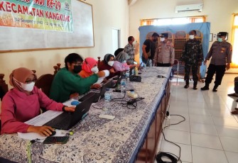 Kapolsek Kangkung Polres Kendal yang melaksanakan monitoring Vaksinasi di Balaidesa Sukodadi dan Aula Kecamatan Kangkung pada hari Minggu tanggal 12 September 2021.