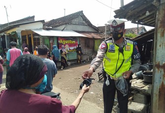 Kasatlantas Sampaikan Imbauan Tentang Prokes dan Bagikan Masker Di Desa Gempolsewu