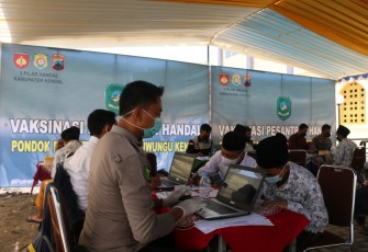 Bhabinkamtibmas Polsek Kaliwungu Laksanakan Monitoring Vaksin di Ponpes Apik 2 Desa Sarirejo Kaliwungu