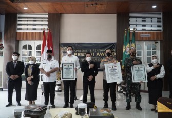 Lembaga Kajian Strategis Kepolisian Indonesia (LEMKAPI) foto bersama PemKab Kendal, Polres Kendal, dan Kodim 0715 Kendal dalam acara pemberian  penghargaan Presisi Award di Pendopo Kabupaten Kendal Rabu 29/9/2021 