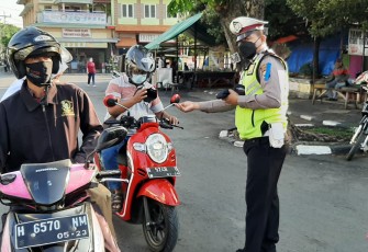 Satlantas Polres Kendal Terus Laksanakan Kegiatan Dikmas Bagi Masker dan Brosur