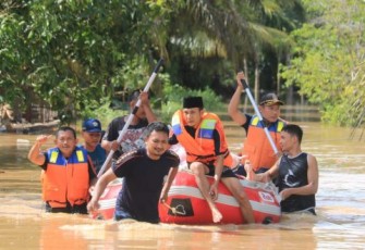 Turun ke Perumahan Korpri, Personel Damkar Evakuasi Warga dan Barang Berharga